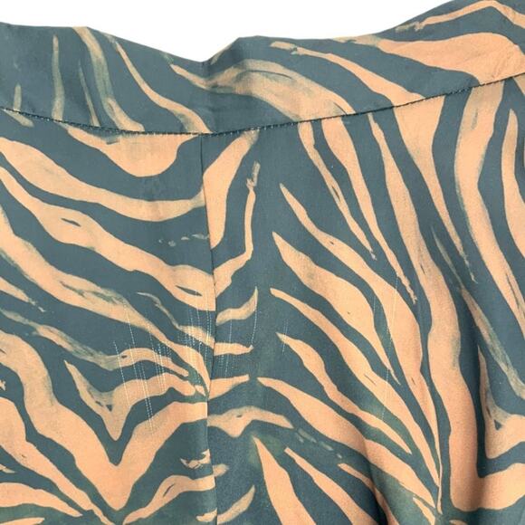 ASOS Design Satin Flippy Short Dark Animal Print Size 4 NWOT $43 MSRP - Picture 7 of 8